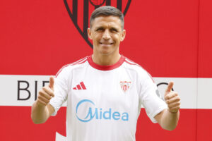 El delantero chileno Alexis Sánchez durante su presentación como nuevo jugador del Sevilla FC. EFE/Jose Manuel Vidal