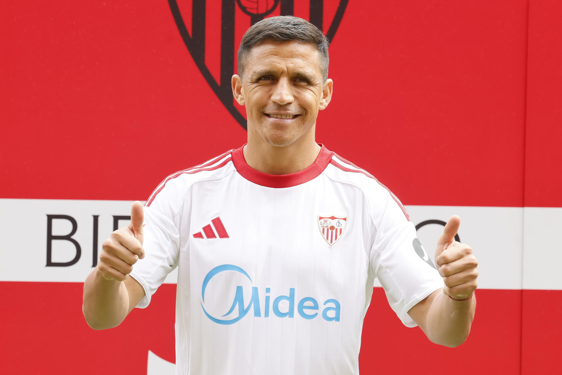 El delantero chileno Alexis Sánchez durante su presentación como nuevo jugador del Sevilla FC. EFE/Jose Manuel Vidal