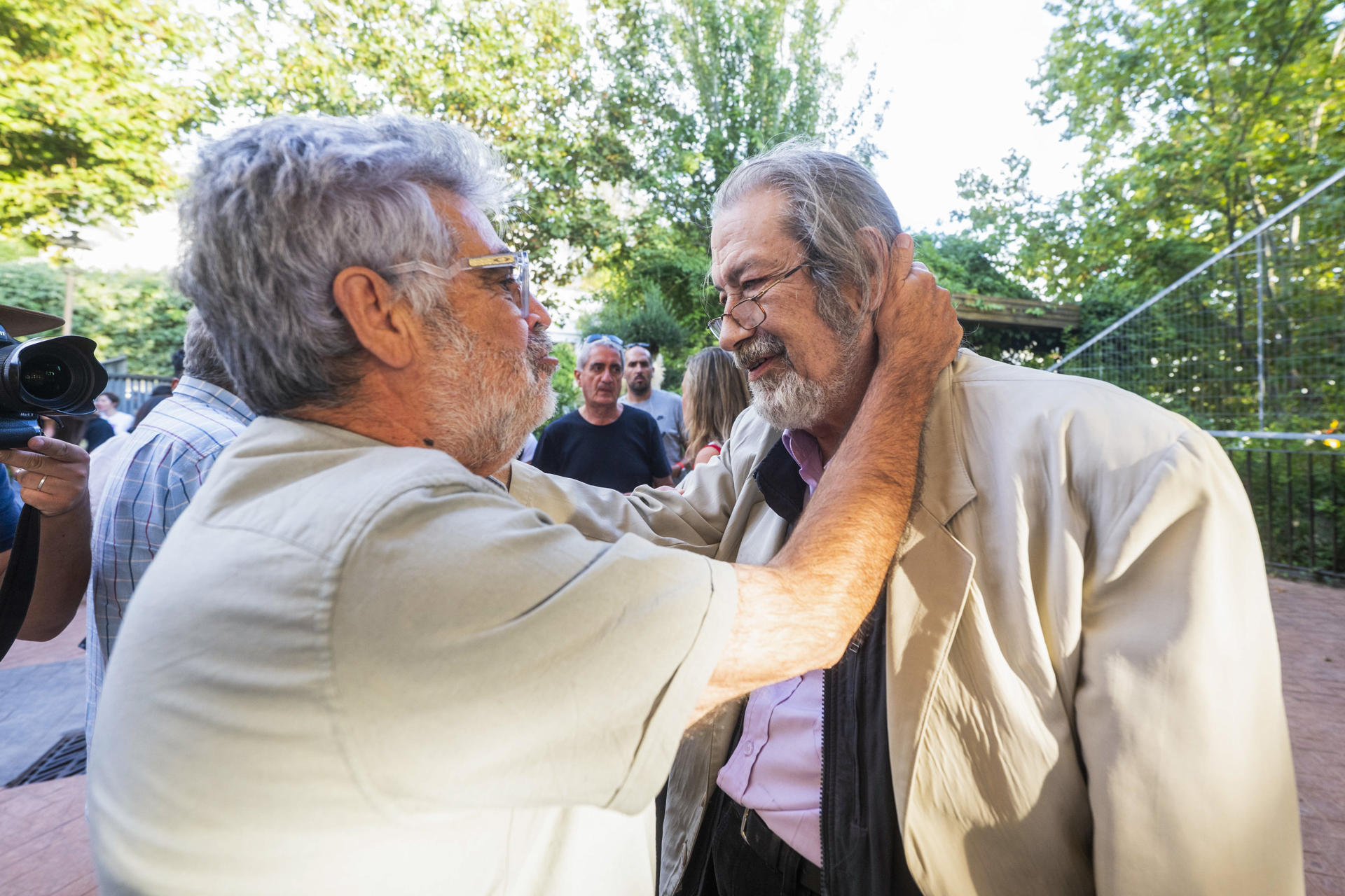 Acto de entrega a sus familiares de los restos humanos de Francisco Ruíz Guiraum y Fermín Roldán García, exhumados en el Barranco de Víznar, en Granada. En la imagen, Francisco Javier San Miguel (i), nieto de Francisco Ruiz. EFE/Miguel Ángel Molina
