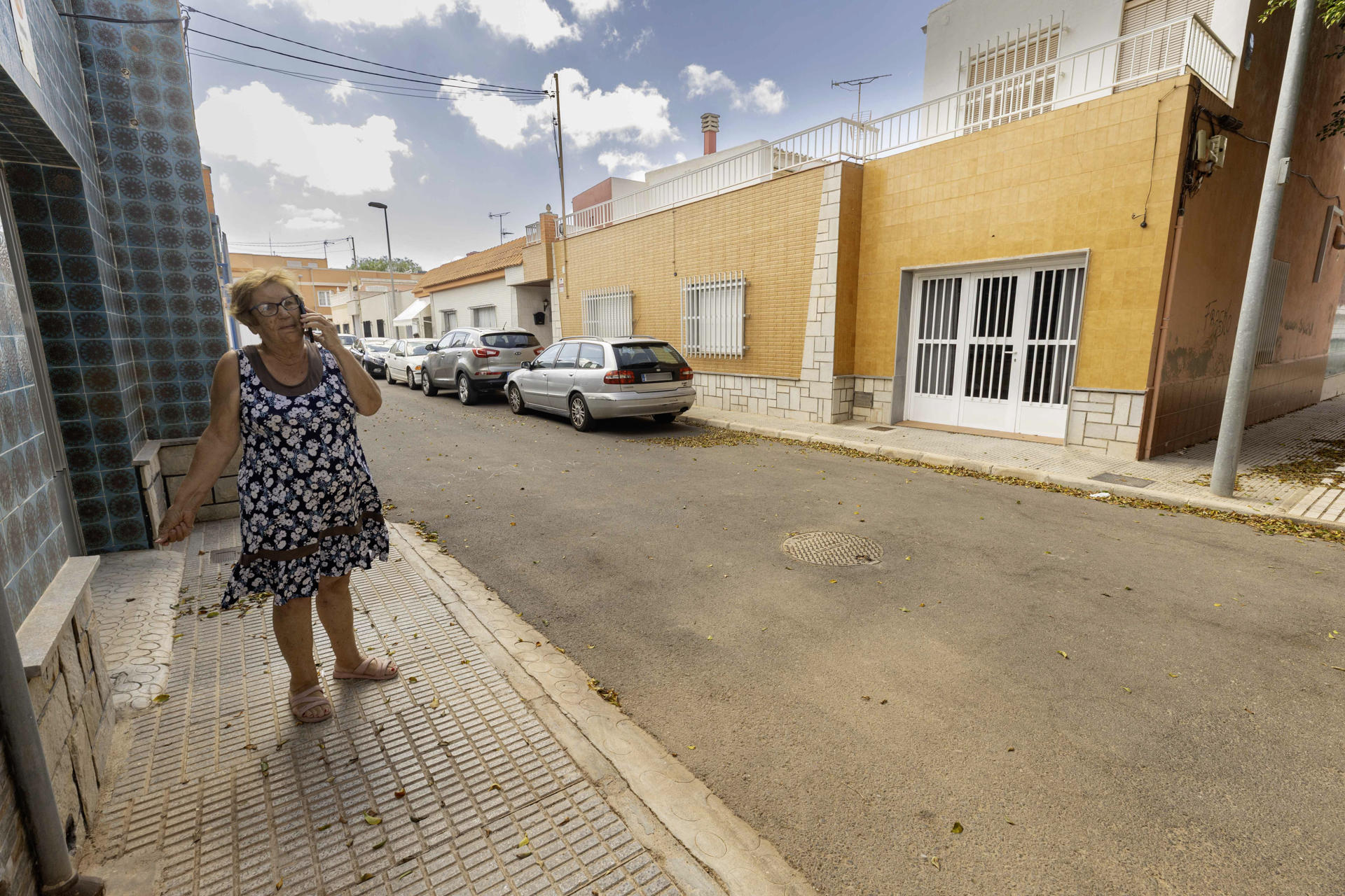 Un hombre de 66 años ha sido detenido esta mañana en la diputación cartagenera de El Algar como presunto autor de la muerte de su mujer a cuchilladas, según han informado fuentes de la Guardia Civil. El suceso ha tenido lugar esta mañana en el interior de una vivienda de la citada localidad donde ambos residían. Cuando han llegado los agentes, al parecer alertados por vecinos, han encontrado el cuerpo sin vida de la víctima, una mujer de 64 años, con signos de violencia por arma blanca. EFE/ Marcial Guillén