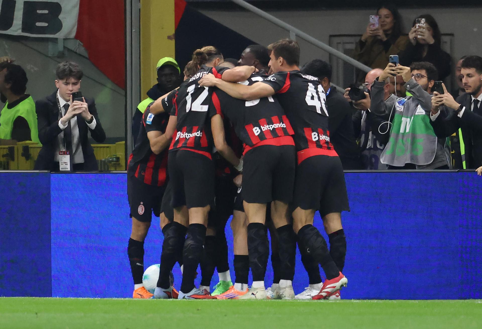 Los jugadores del Milan celebran el 1-0 de Alexis Saelemaekers. EFE/EPA/MATTEO BAZZI
