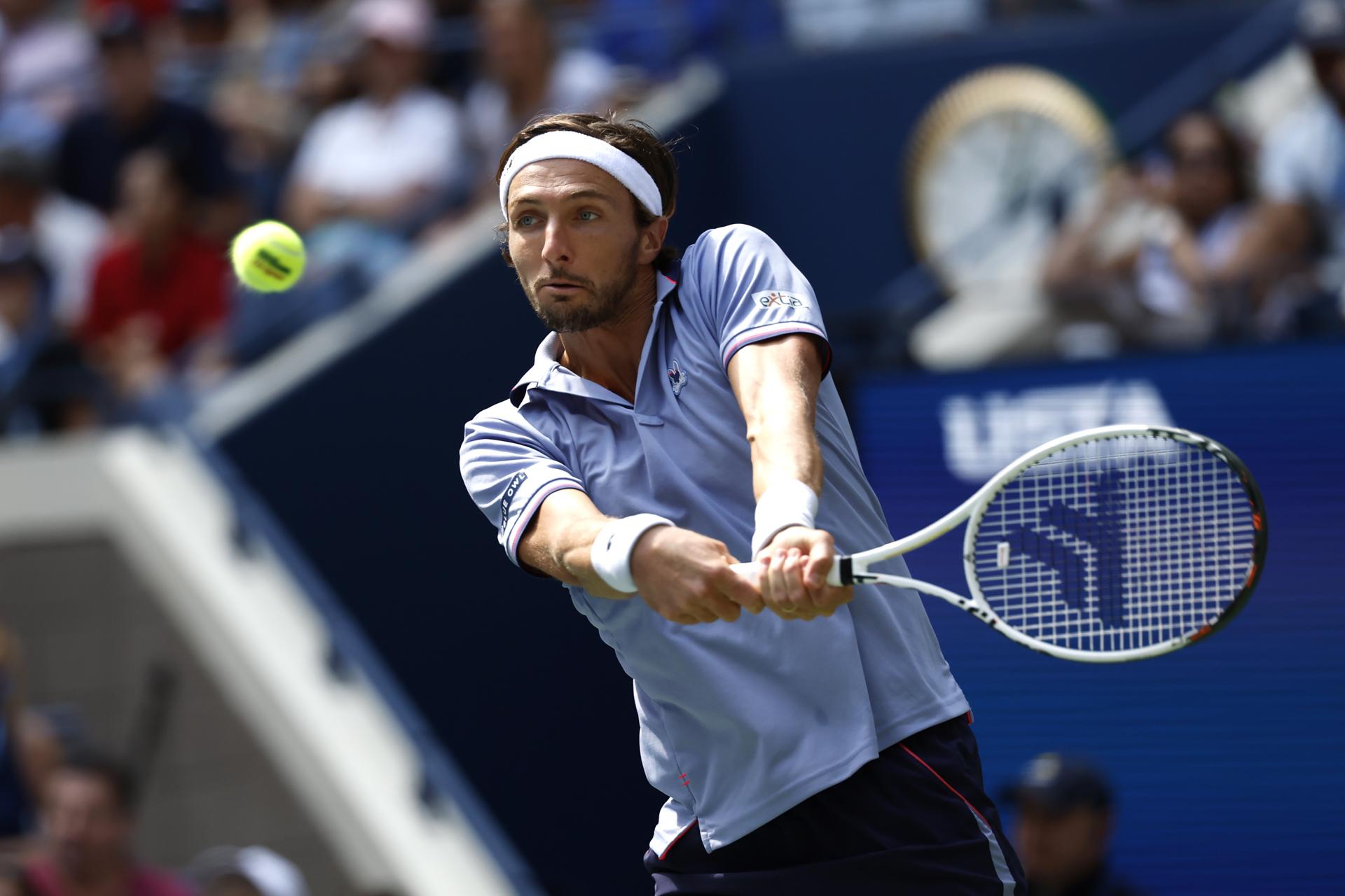 El francés Arthur Rinderknech cayó este domingo ante el español Carlos Alcaraz en los octavos de final del Abierto de Estados Unidos. EFE/EPA/JOHN G. MABANGLO