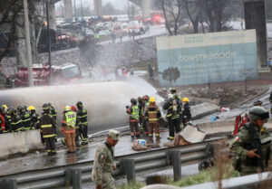 Integrantes del Cuerpo de Bomberos controlan un incendio luego del accidente de un camión de gas este miércoles, en Ciudad de México (México). EFE/ Mario Guzmán