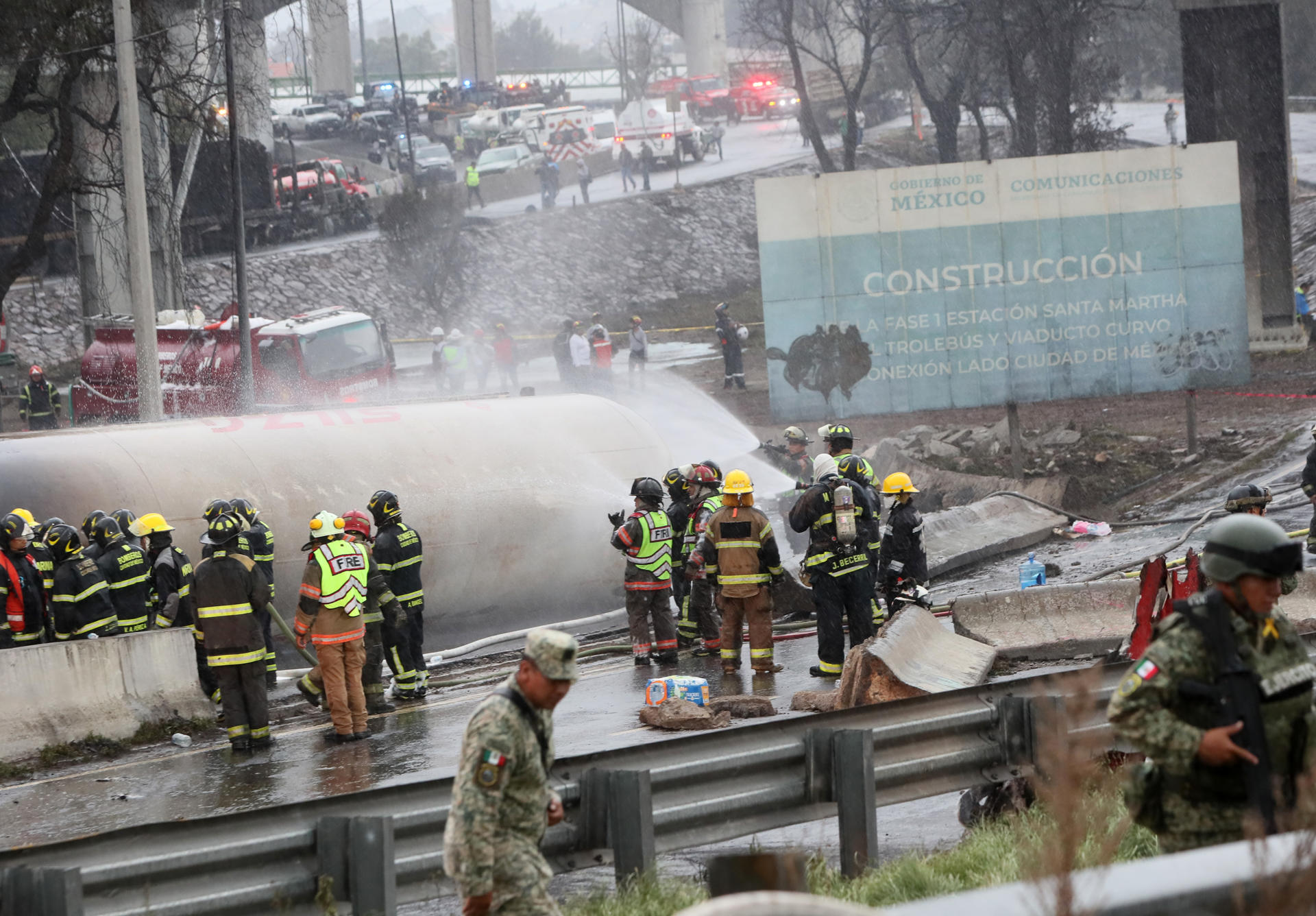 Integrantes del Cuerpo de Bomberos controlan un incendio luego del accidente de un camión de gas este miércoles, en Ciudad de México (México). EFE/ Mario Guzmán