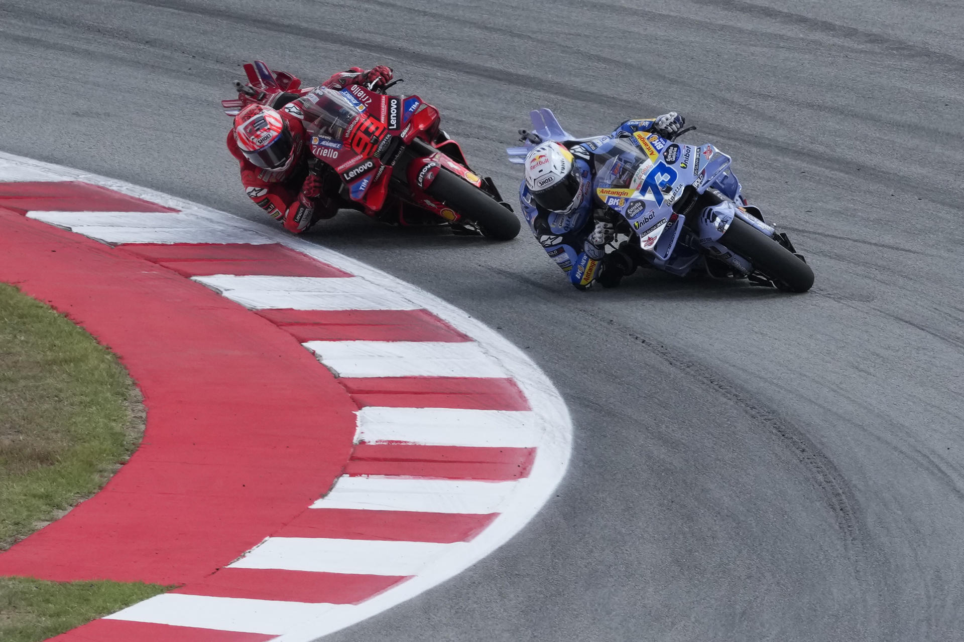 El piloto español Álex Márquez (d) (BK8 Gresini Racing MotoGP) seguido de su hermano Marc Márquez (i) (Ducati Lenovo Team) durante el Gran Premio de Cataluña, que se disputa en el circuito de Barcelona-Cataluña en Montmeló. EFE/ Alejandro Garcia