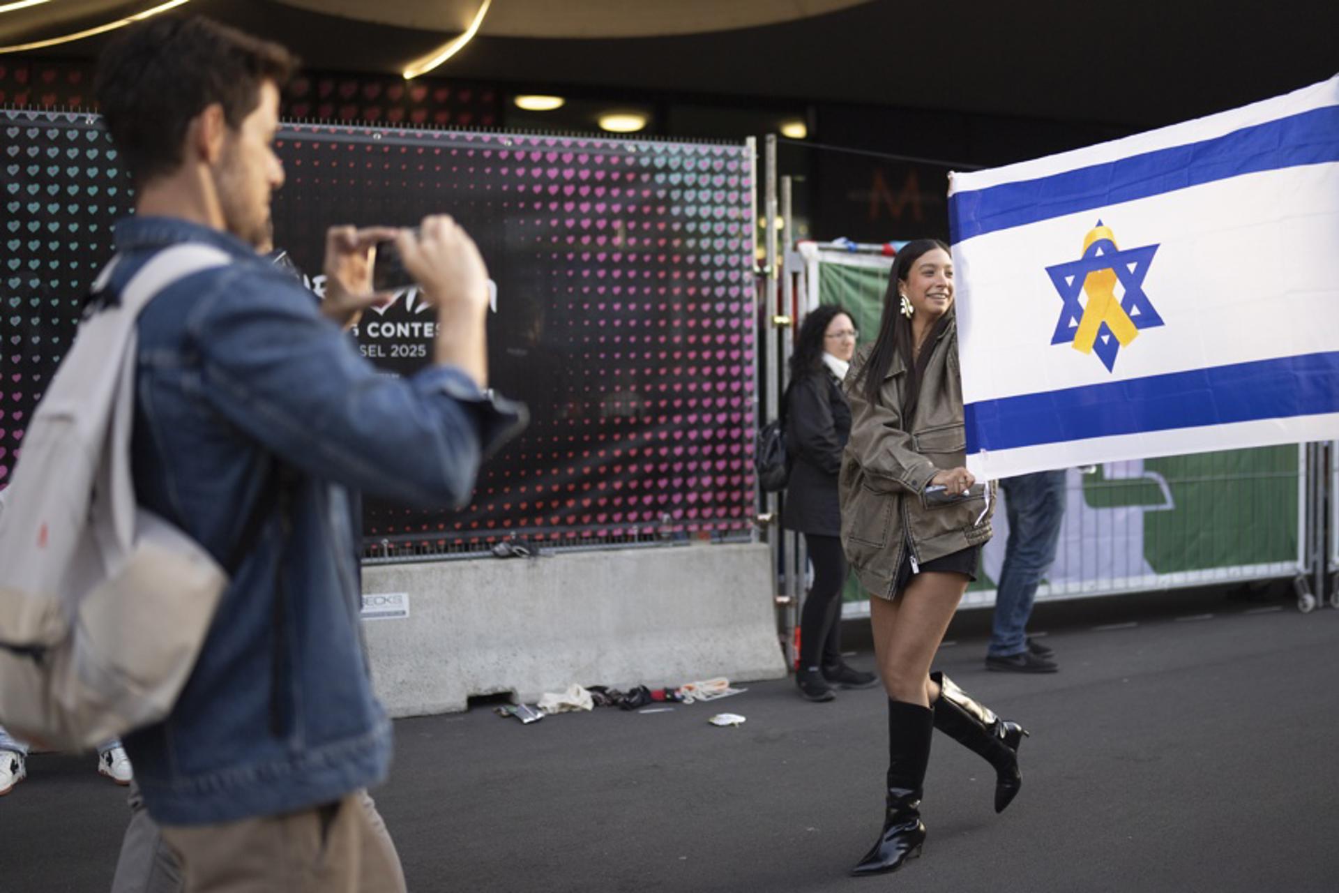 Una mujer con una bandera israelí durante la pasada edición de Eurovisión. EFE/EPA/TIL BUERGY
