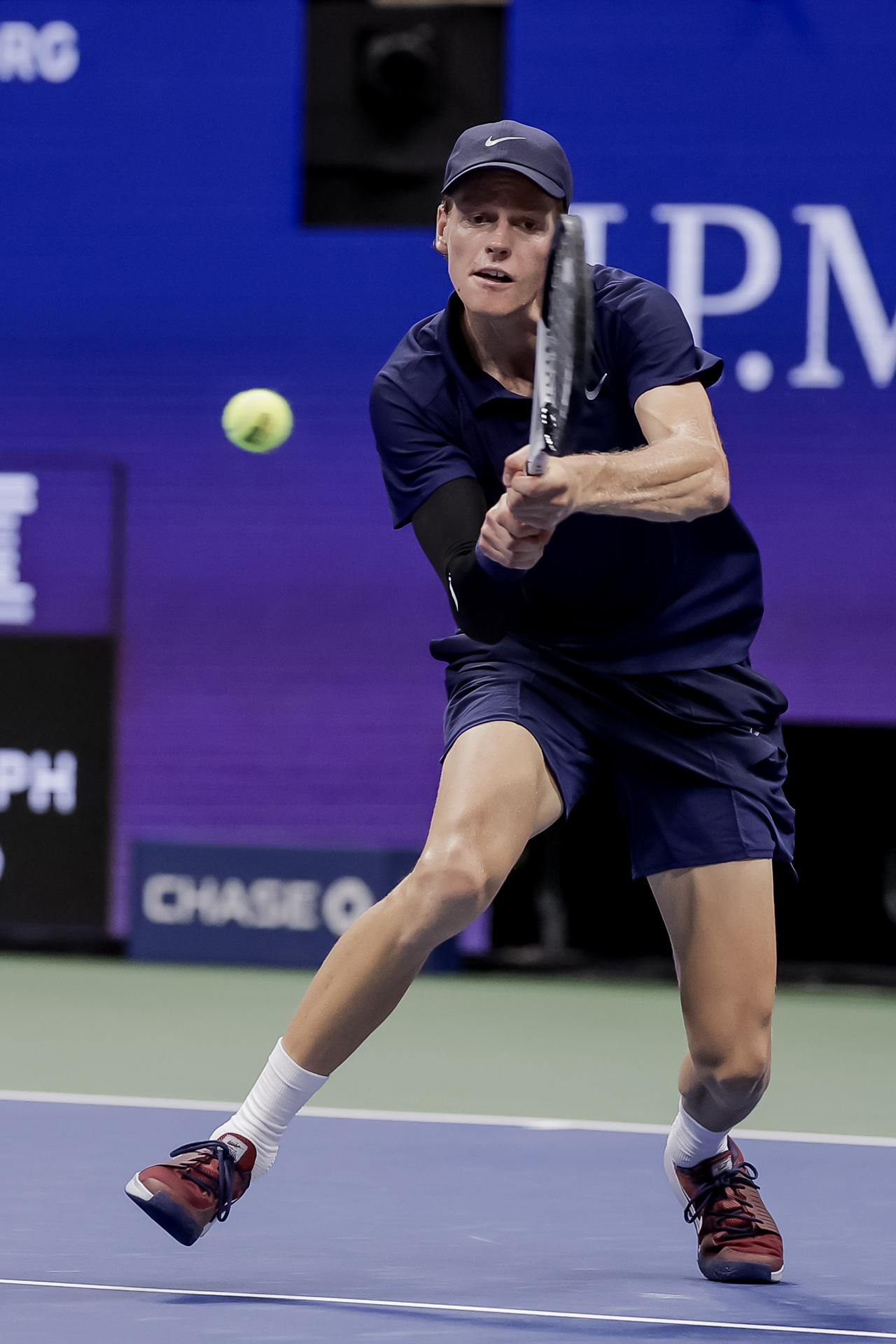 El italiano Jannik Sinner en acción contra el canadiense Felix Auger-Aliassime durante las semifinales individuales masculinas durante los Campeonatos de Tenis Abierto de EE.UU. en el Centro Nacional de Tenis USTA Billie Jean King en Flushing Meadows, Nueva York (EE.UU.). EFE/CRISTÓBAL HERRERA ULASHKEVICH
