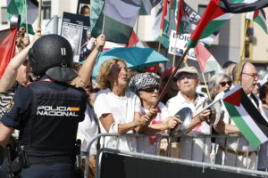 Protesta en apoyo al pueblo palestino antes del comienzo de la etapa 13 de la Vuelta Ciclista a España 2025 disputada entre el Cabezón de la Sal, y L'Angliru, de 202,7km de recorrido. EFE/Javier Lizón