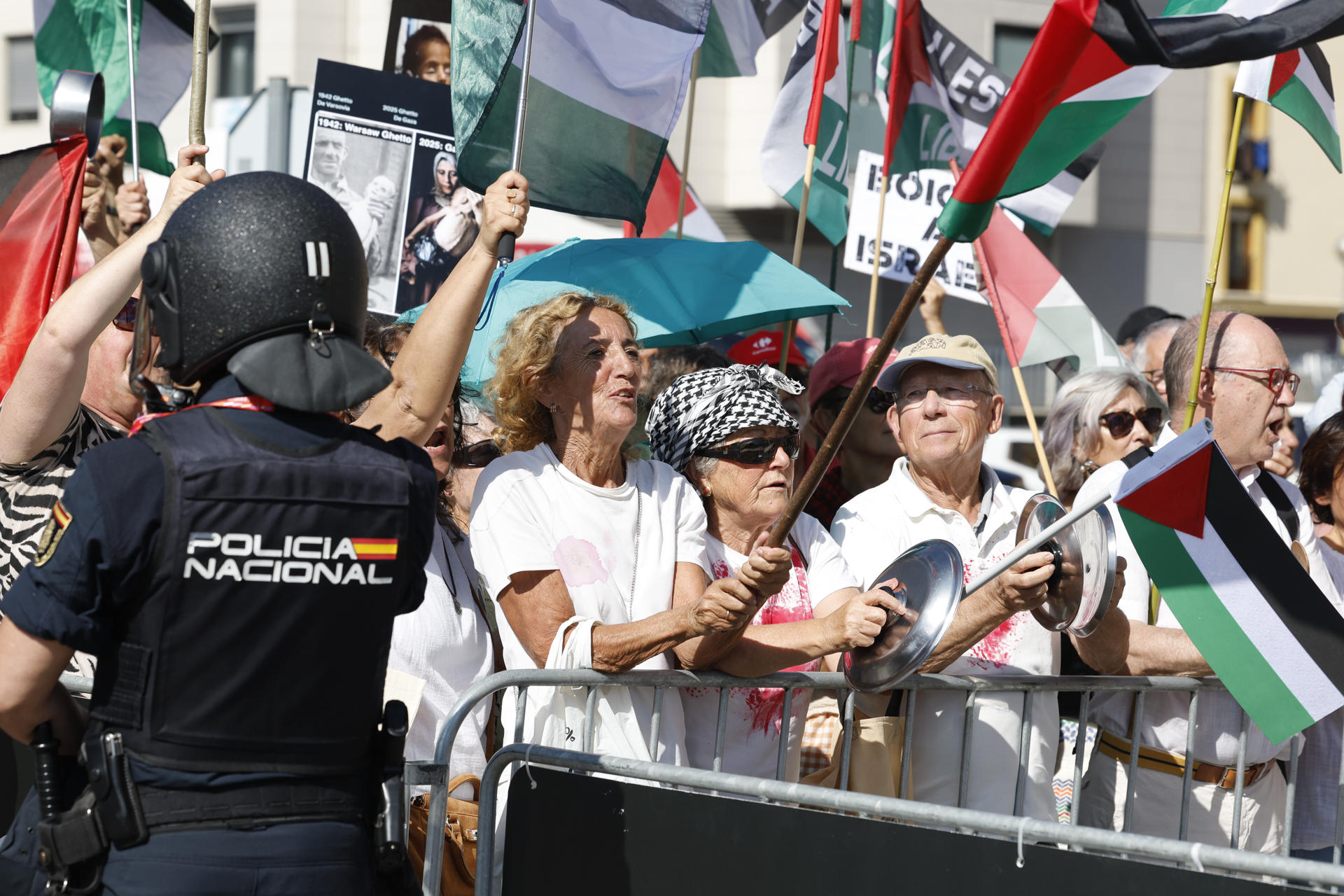Protesta en apoyo al pueblo palestino antes del comienzo de la etapa 13 de la Vuelta Ciclista a España 2025 disputada entre el Cabezón de la Sal, y L'Angliru, de 202,7km de recorrido. EFE/Javier Lizón
