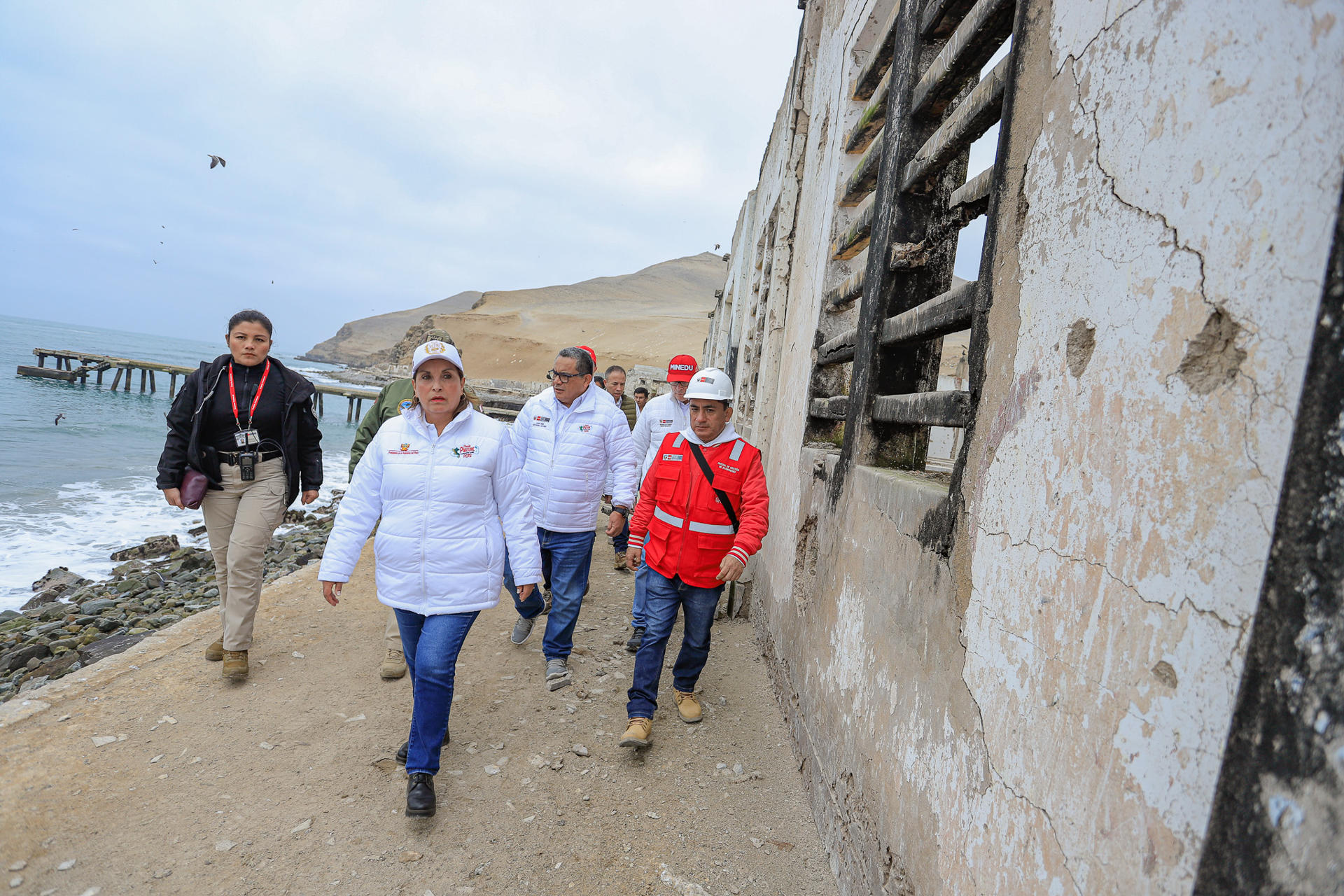 Fotografía del 31 de agosto de 2025 cedida por la Presidencia de Perú de su mandataria, Dina Boluarte (c), durante una visita a las ruinas de la cárcel de El Frontón, en la isla El Frontón (Perú). EFE/ Presidencia de Perú