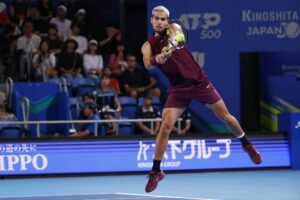 El tenista español Carlos Alcaraz en acción contra el belga Zizou Bergs durante el torneo de Tokio. EFE/EPA/RODRIGO REYES MARIN