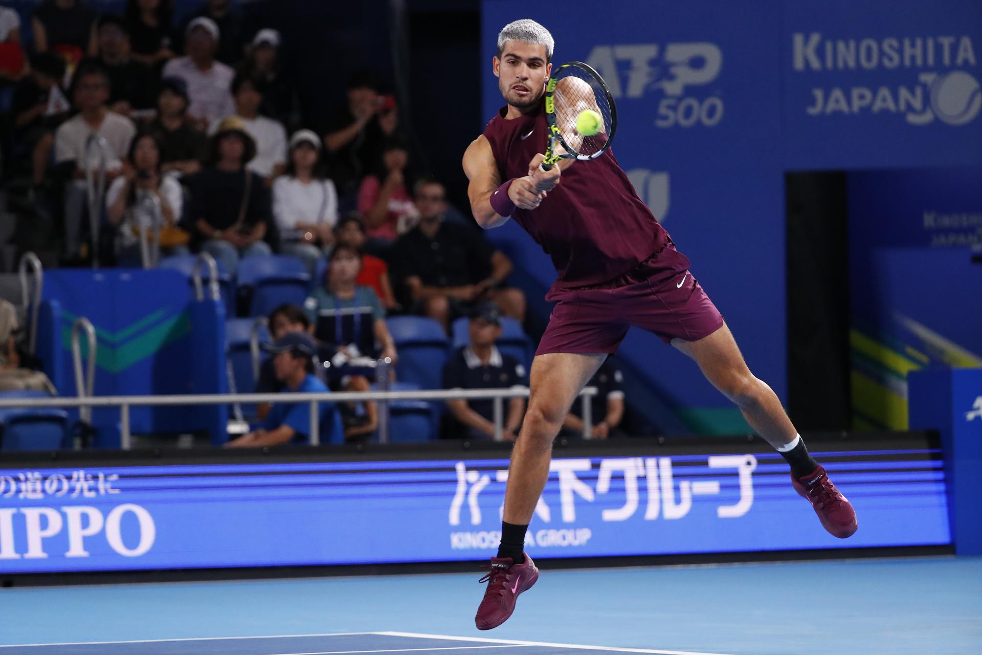 El tenista español Carlos Alcaraz en acción contra el belga Zizou Bergs durante el torneo de Tokio. EFE/EPA/RODRIGO REYES MARIN