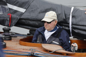 El rey emérito Juan Carlos I, a bordo del "Erica", este domingo en la segunda jornada del trofeo Diputación de Pontevedra. EFE/Lavandeira