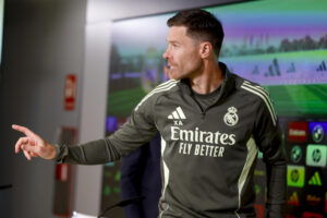 El entrenador del Real Madrid, Xabi Alonso, durante la rueda de prensa posterior al entrenamiento que el equipo ha realizado en la Ciudad Deportiva de Valdebebas, en la víspera del partido de Liga que ante el Levante. EFE/Javier Lizón