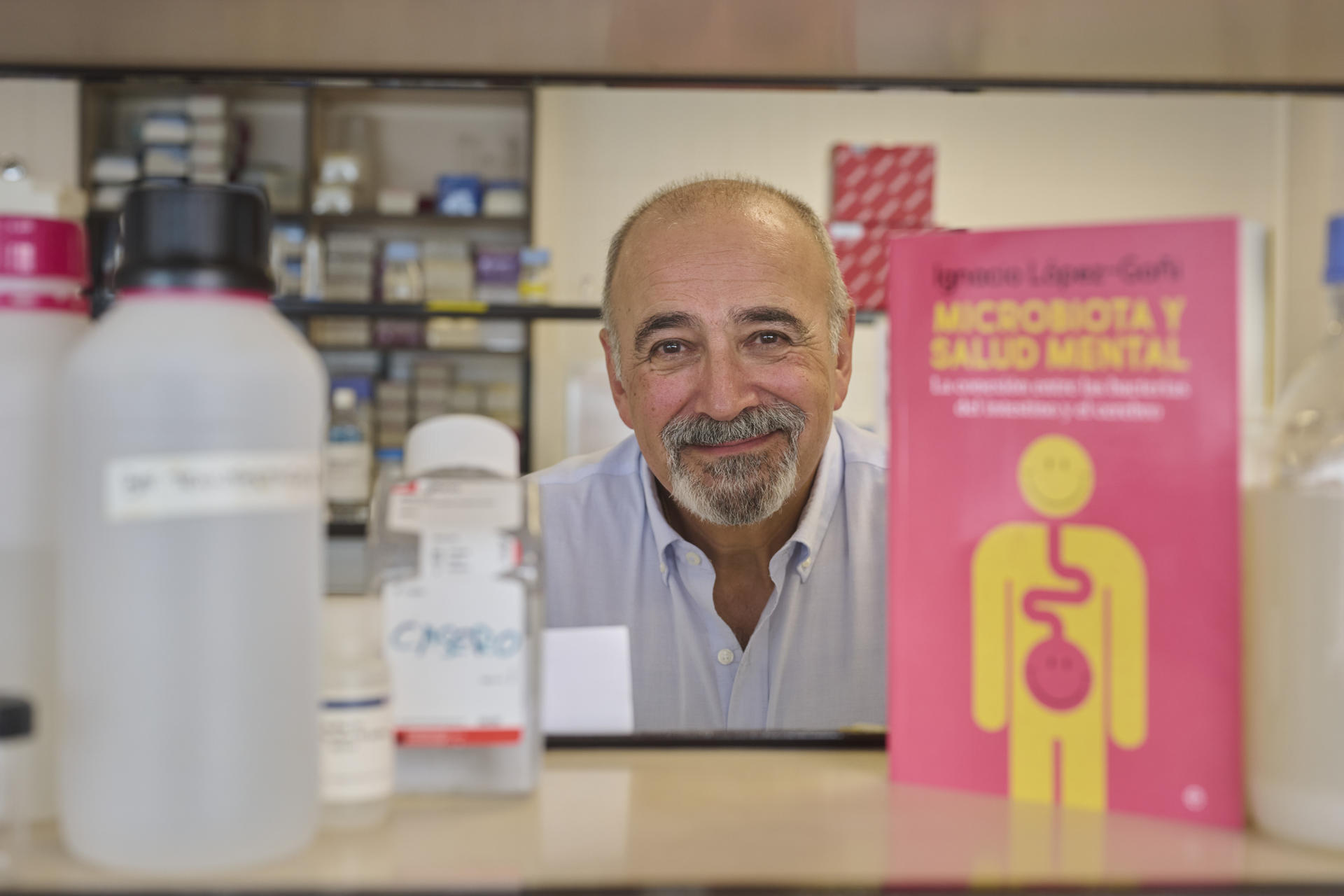 El catedrático de Microbiología de la Universidad de Navarra, Ignacio López-Goñi, autor del libro 'Microbiota y salud mental', posa durante una entrevista con EFE/Iñaki Porto
