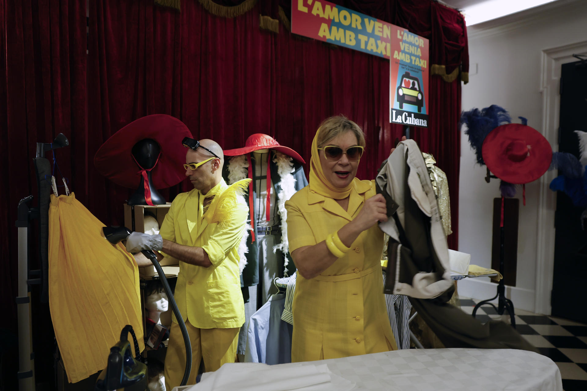 La compañía teatral La Cubana homenajea el teatro de aficionados con el musical 'L'amor venia amb taxi', que representan en el Teatro Romea de Barcelona, el mismo espacio en el que se estrenó esta obra de Rafael Anglada en 1959. EFE/Toni Albir
