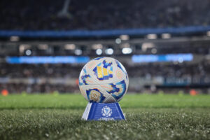 Fotografía de un balón previo a un partido por las eliminatorias sudamericanas para el Mundial 2026. EFE/ Adan González