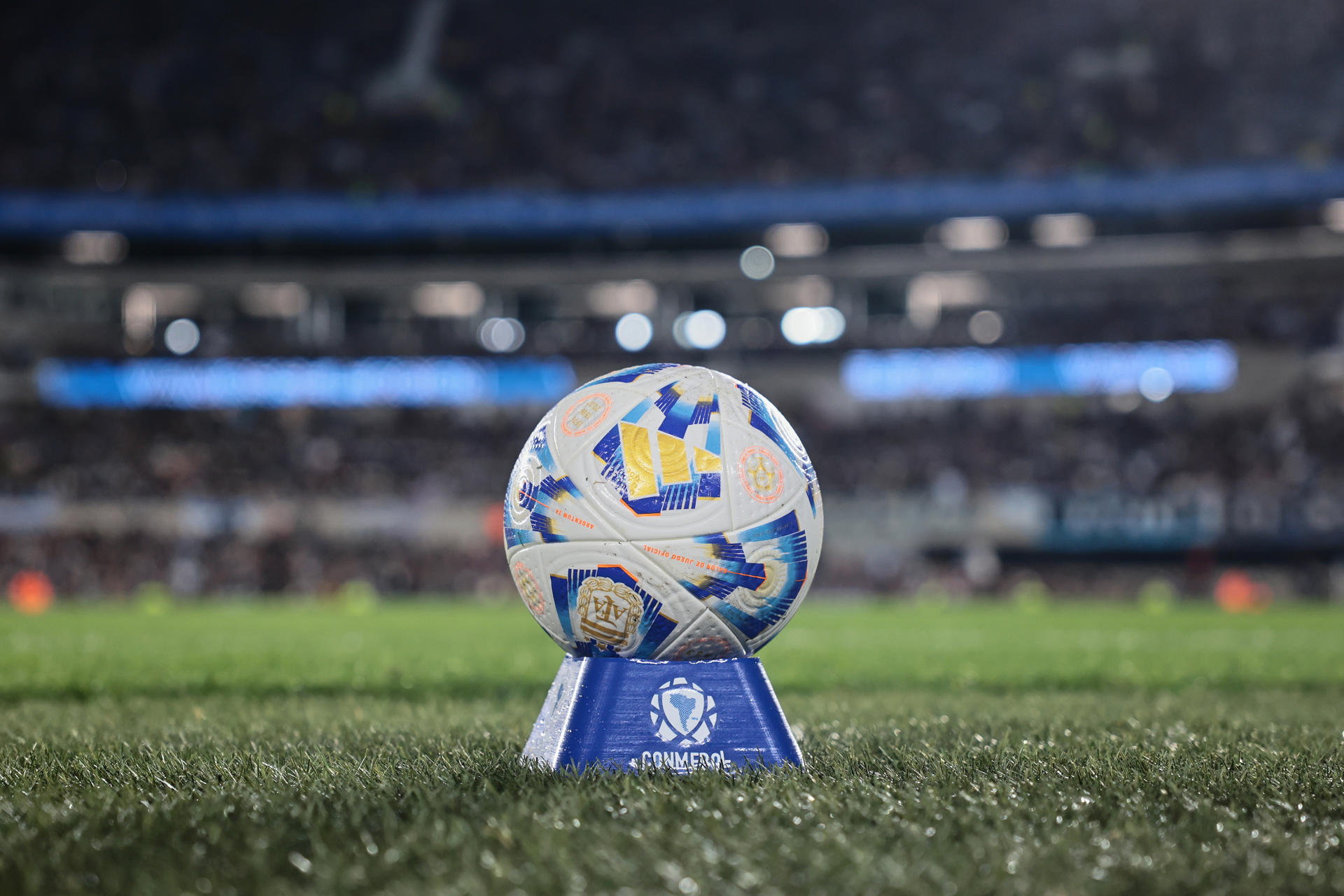 Fotografía de un balón previo a un partido por las eliminatorias sudamericanas para el Mundial 2026. EFE/ Adan González