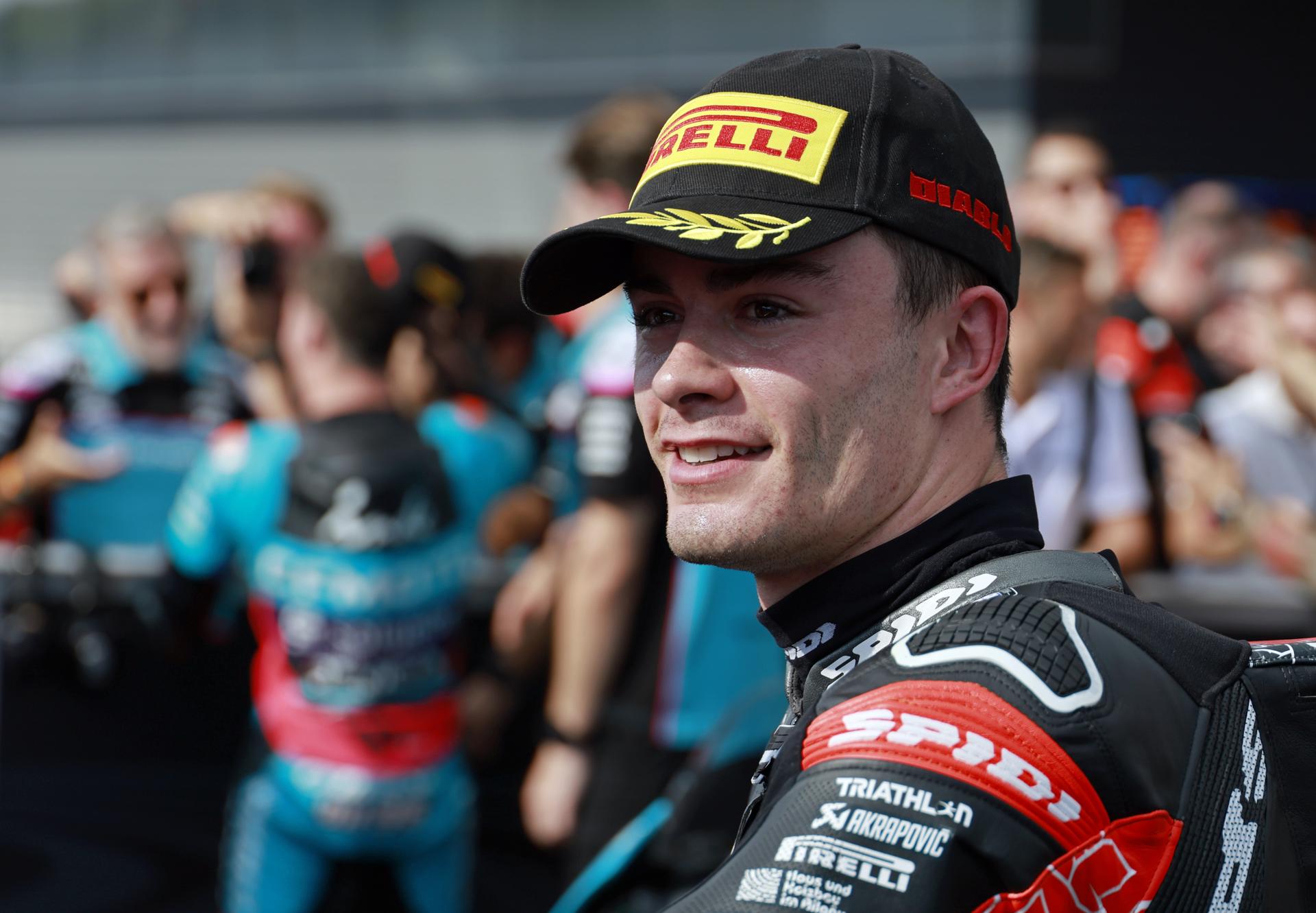 El piloto español de Liqui Moly Dynavolt Intact GP, Manuel Gonzalez, sonríe después de ganar la sesión de clasificación de Moto2 del Gran Premio de Motociclismo de Japón en Motegi. EFE/EPA/FRANCK ROBICHON
