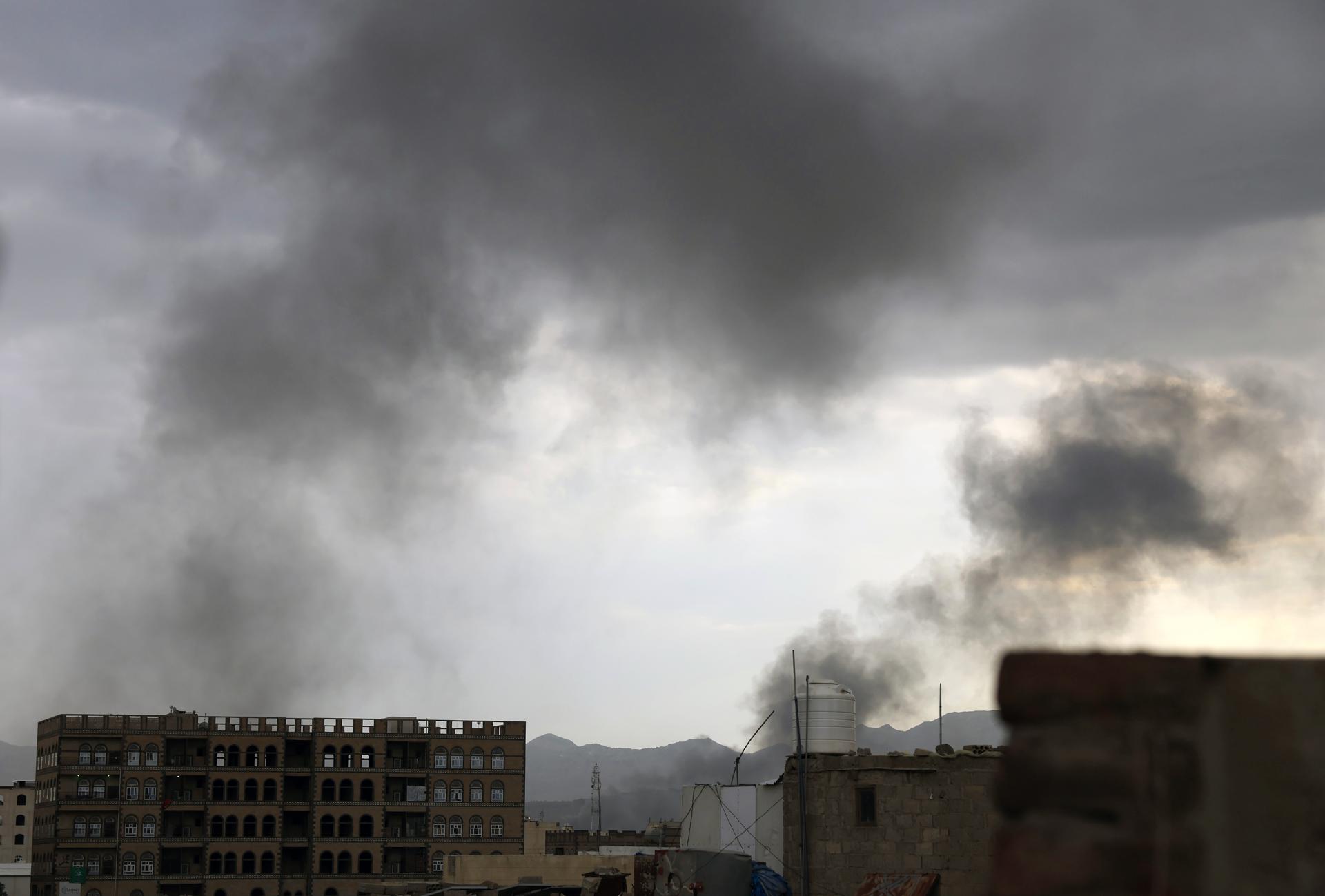 SANA'A (Yemen), 10/09/2025.- Smokes rise following Israeli strikes in Sana'a, Yemen, 10 September 2025. Israeli fighter jets have bombed positions in Sana'a in response to Houthi missile attacks on Israel, Houthi-run Al-Masirah TV reported. EFE/EPA/YAHYA ARHAB
