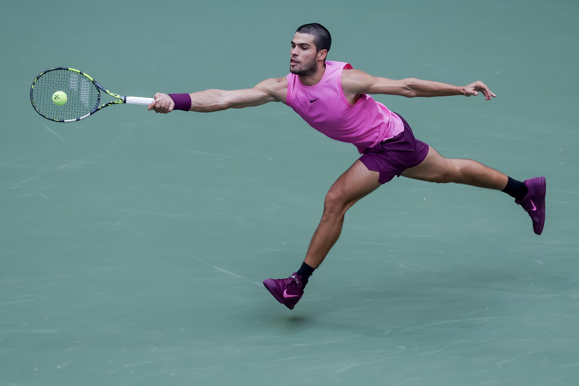 El español Carlos Alcaraz en acción contra el serbio Novak Djokovic durante las semifinales de individuales masculinos durante los Campeonatos de Tenis del Abierto de EE.UU. en el Centro Nacional de Tenis USTA Billie Jean King en Flushing Meadows, Nueva York (EE.UU.). EFE/BRIAN HIRSCHFELD
//////////
FLUSHING MEADOWS (United States), 06/09/2025.- Carlos Alcaraz of Spain in action against Novak Djokovic of Serbia during the men's singles semifinals during the US Open Tennis Championships at the USTA Billie Jean King National Tennis Center in Flushing Meadows, New York, USA, 05 September 2025. The US Open tournament runs from 24 August through 07 September. (Tenis, España, Nueva York) EFE/EPA/BRIAN HIRSCHFELD