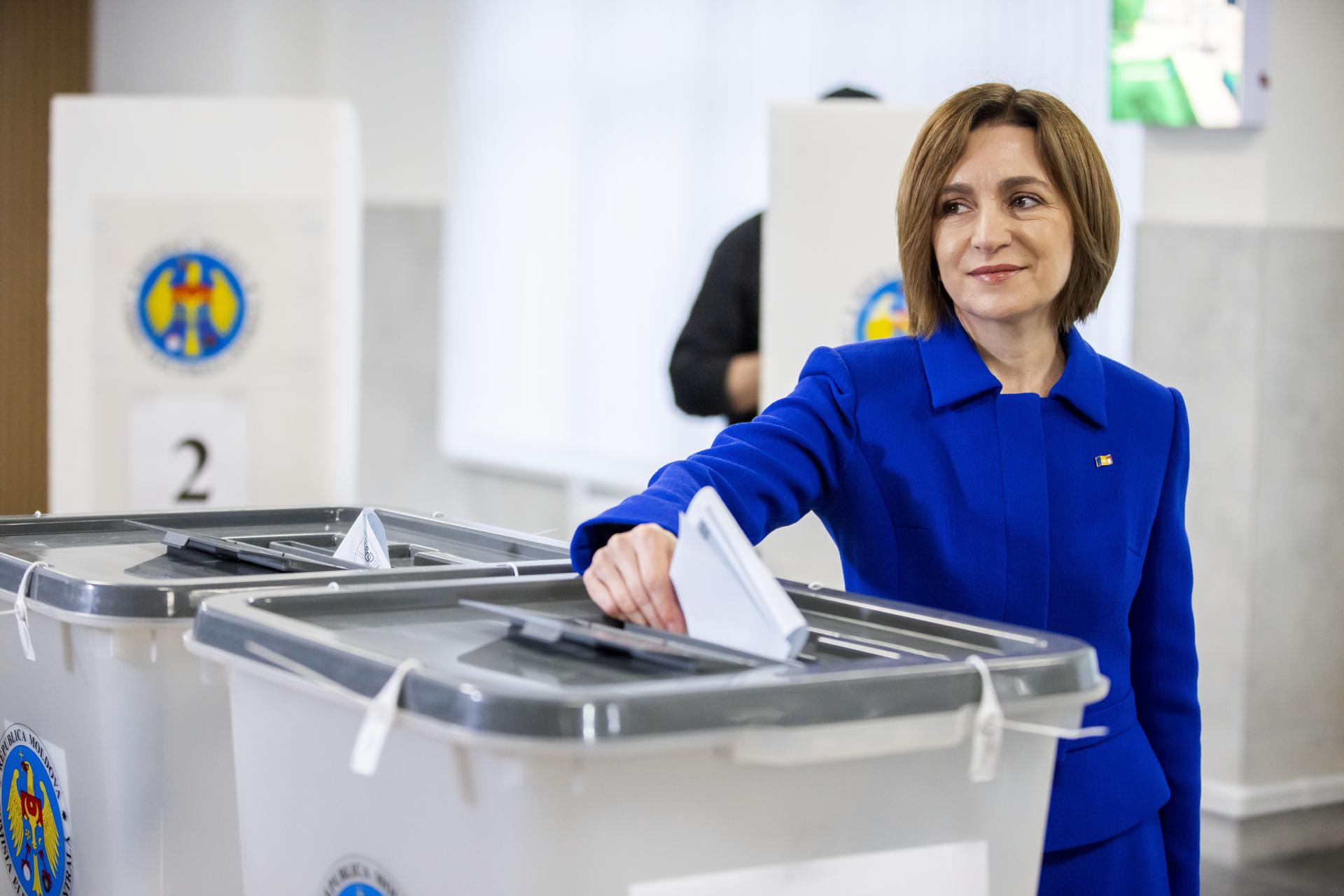 La presidenta de Moldavia, Maia Sandu, vota en un colegio electoral de Chisinau, Moldavia, el 28 de septiembre de 2025. EFE/DUMITRU DORU
