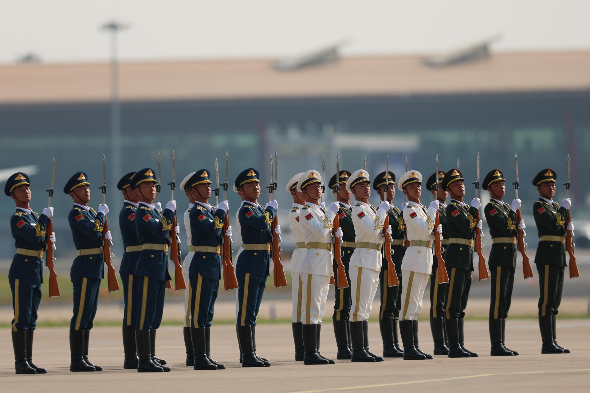 Los guardias de honor se mantienen firmes mientras el presidente de Serbia, Aleksandar Vucic (no en la foto), llega al Aeropuerto Internacional de Beijing, China. EFE/Lintao Zhang