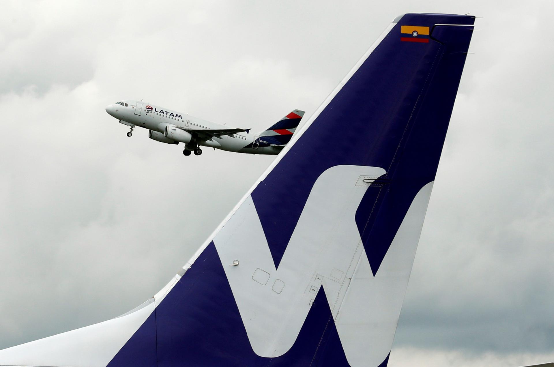 Fotografía de archivo de un avión de la aerolínea Latam, al despegar desde el aeropuerto internacional El Dorado, en Bogotá (Colombia). EFE/Mauricio Dueñas