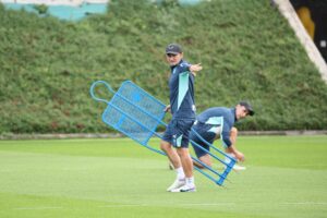 Fotografía de Luis Tejido, en la que puede verse en una imagen de archivo del 28 de agosto de 2025 al entrenador del Athletic de Bilbao Ernesto Valverde (i) durante un entrenamiento. EFE