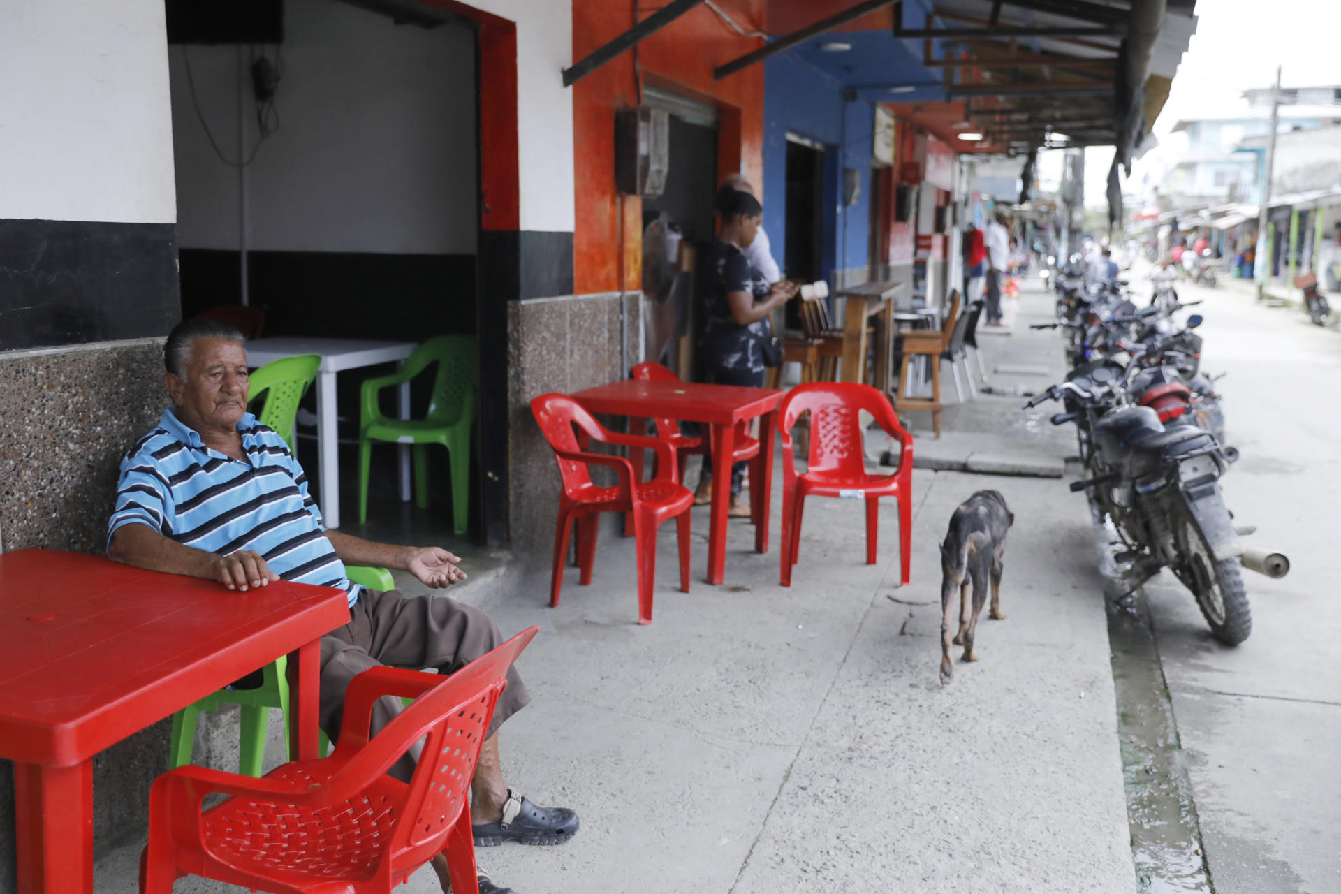 Fotografía que muestra personas frente a establecimientos comerciales el 31 de agosto de 2025, en Acandí (Colombia). EFE/ Juan Diego López

