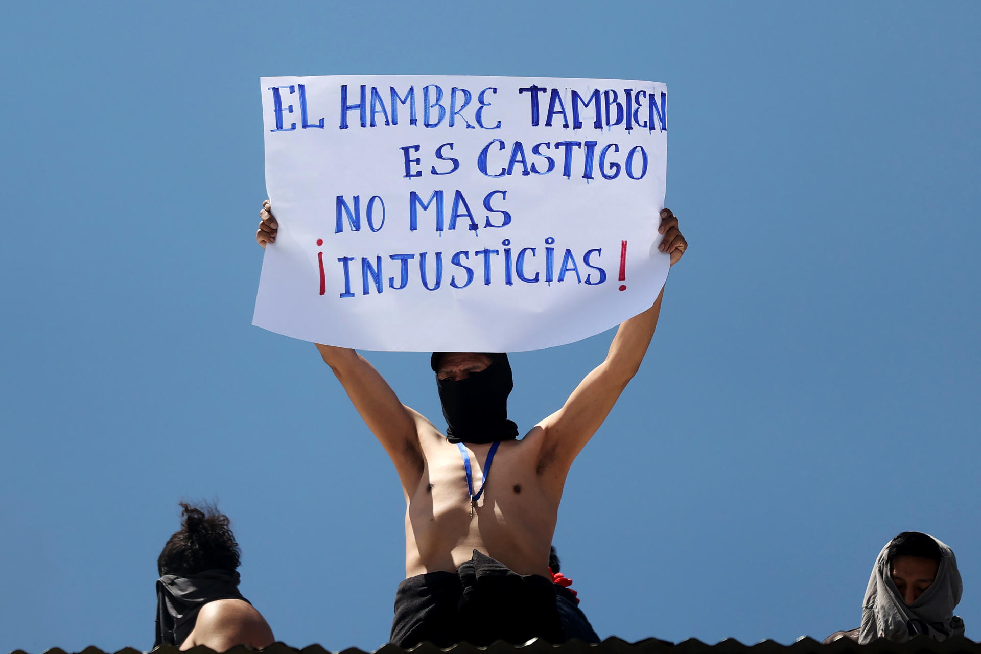 Un recluso fue captado este martes, 16 de septiembre, al protestar, sobre el techo de la cárcel San Pedro, para exigir el pago de las pensiones alimenticiaso "prediarios", en La Paz (Bolivia). EFE/Luis Gandarillas