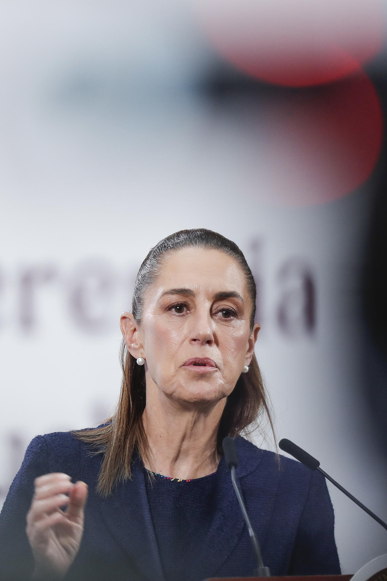 La presidenta de México, Claudia Sheinbaum, habla en una rueda de prensa este jueves, en el Palacio Nacional, de la Ciudad de México (México). EFE/ Isaac Esquivel
