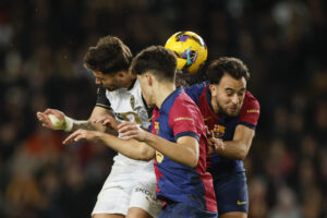 Hugo Duro (i) intenta rematar junto a los defensas del Barcelona, la pasada temporada. EFE/ Alberto Estévez