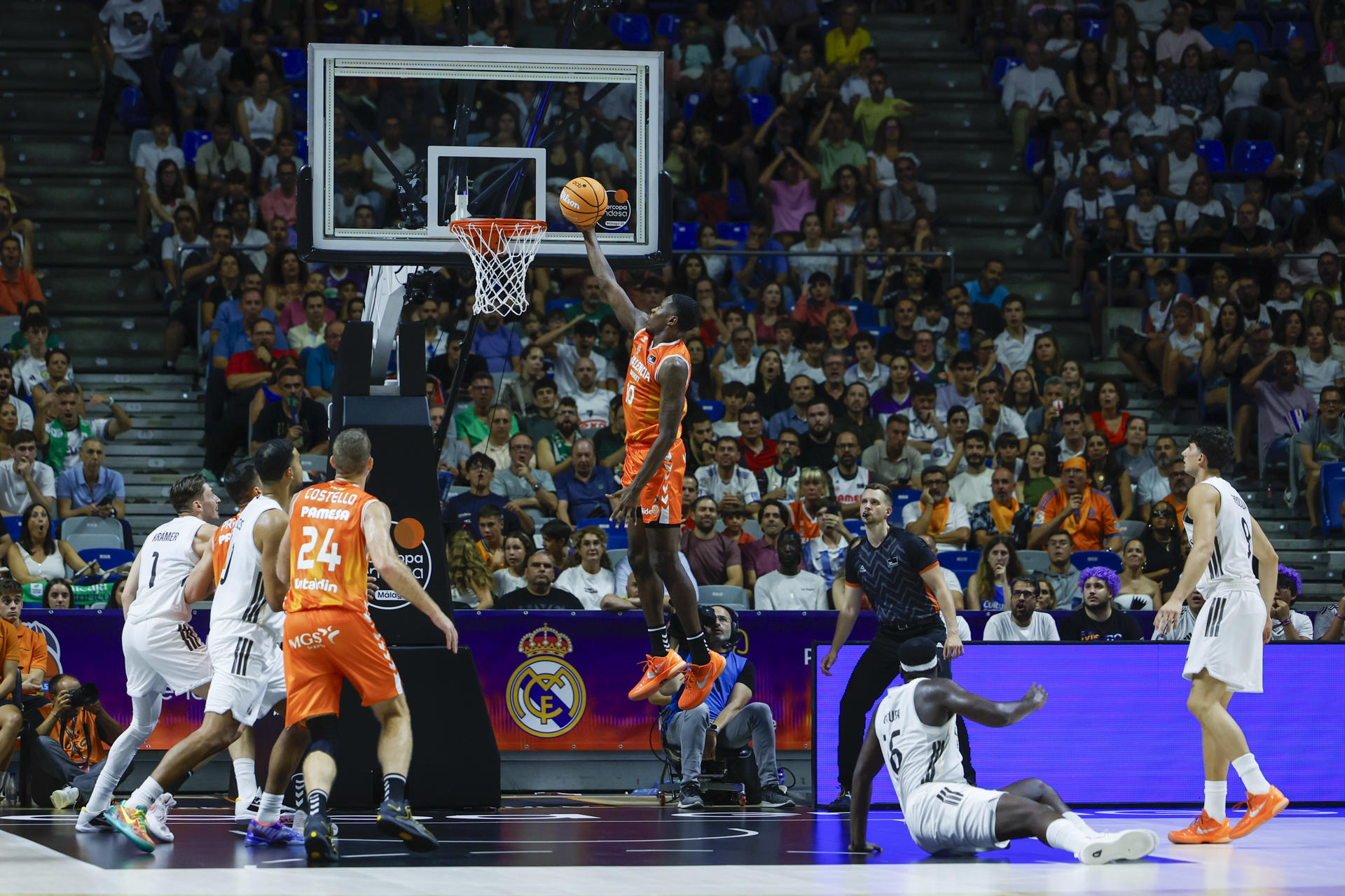 Omari Moore, del Valencia Basket, encesta durante el partido de la final de la Supercopa Endesa, entre el Real Madrid y el Valencia Basket, en Málaga (Andalucía). EFE/Jorge Zapata