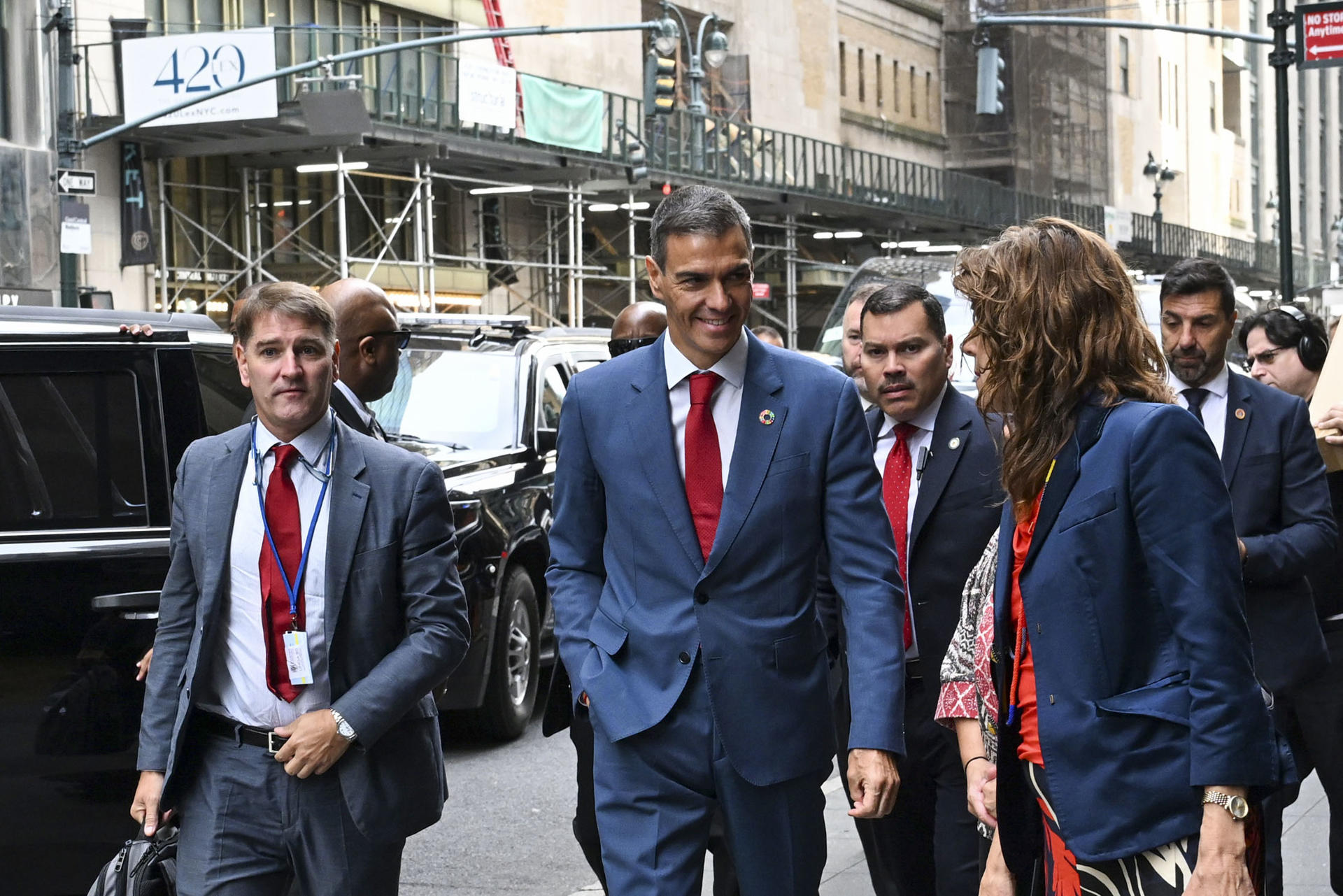 El presidente del Gobierno, Pedro Sánchez, a su llegada al encuentro que ha mantenido con inversores en la Oficina Económica y Comercial de España en Nueva York, este lunes. EEFEE/ Pool Moncloa/Borja Puig de la Bellacasa/SOLO USO EDITORIAL/SOLO DISPONIBLE PARA ILUSTRAR LA NOTICIA QUE ACOMPAÑA (CRÉDITO OBLIGATORIO)
