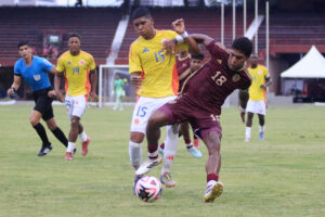 Miguel Solarte (i), de Colombia, disputa el balón con Román Davis, de Venezuela, en un partido amistoso entre las selecciones sub-17 de Colombia y Venezuela en el estadio General Santander, en Cúcuta (Colombia). EFE/Mario Caicedo