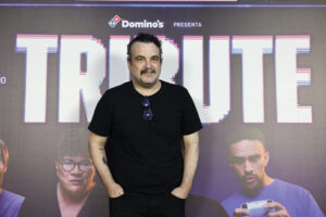 El director Nacho Vigalondo posa a su llegada a la presentación del documental 'Tribute', sobre el mundo y la historia de los videojuego.  EFE/ Rodrigo Jimenez