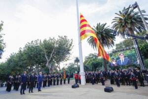 El Parlamento de Cataluña inaugura las celebraciones oficiales de la Diada con un acto solemne de izada de la 'senyera', encabezado por el presidente de la cámara catalana, Josep Rull (i), y el presidente de la Generalitat, Salvador Illa (c), que protagoniza el discurso institucional con motivo del 11 de septiembre. EFE/ Quique García