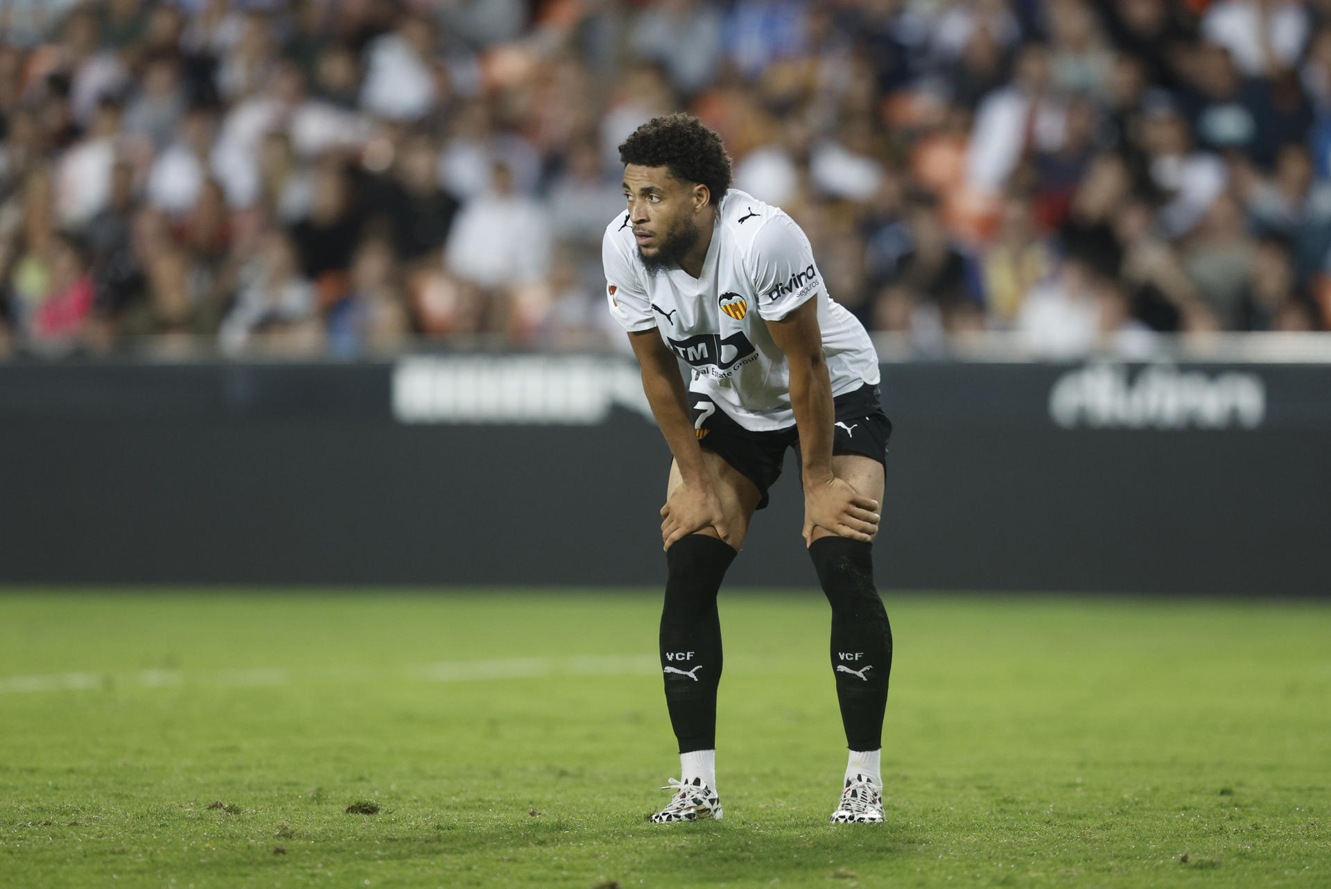 El delantero neerlandés del Valencia Arnaut Danjuma durante el partido de LaLiga de fútbol que Valencia CF y Real Oviedo disputaron en el estadio de Mestalla. EFE/Kai Forsterling