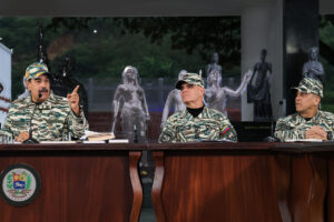 Fotografía cedida por Palacio de Miraflores del presidente de Venezuela, Nicolás Maduro (i), hablando junto al ministro del Poder Popular para la Defensa de Venezuela, Vladimir Padrino López (c), durante un acto de activación de las Unidades Comunales Milicianas este viernes, en Caracas (Venezuela).EFE/ Palacio de Miraflores
