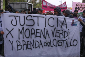 Personas sostienen un cartel durante una manifestación este 27 de septiembre de 2025, por el feminicidio de Brenda Loreley Del Castillo, Morena Verdi y Lara Morena Gutiérrez, en Buenos Aires (Argentina). EFE/ Adan González