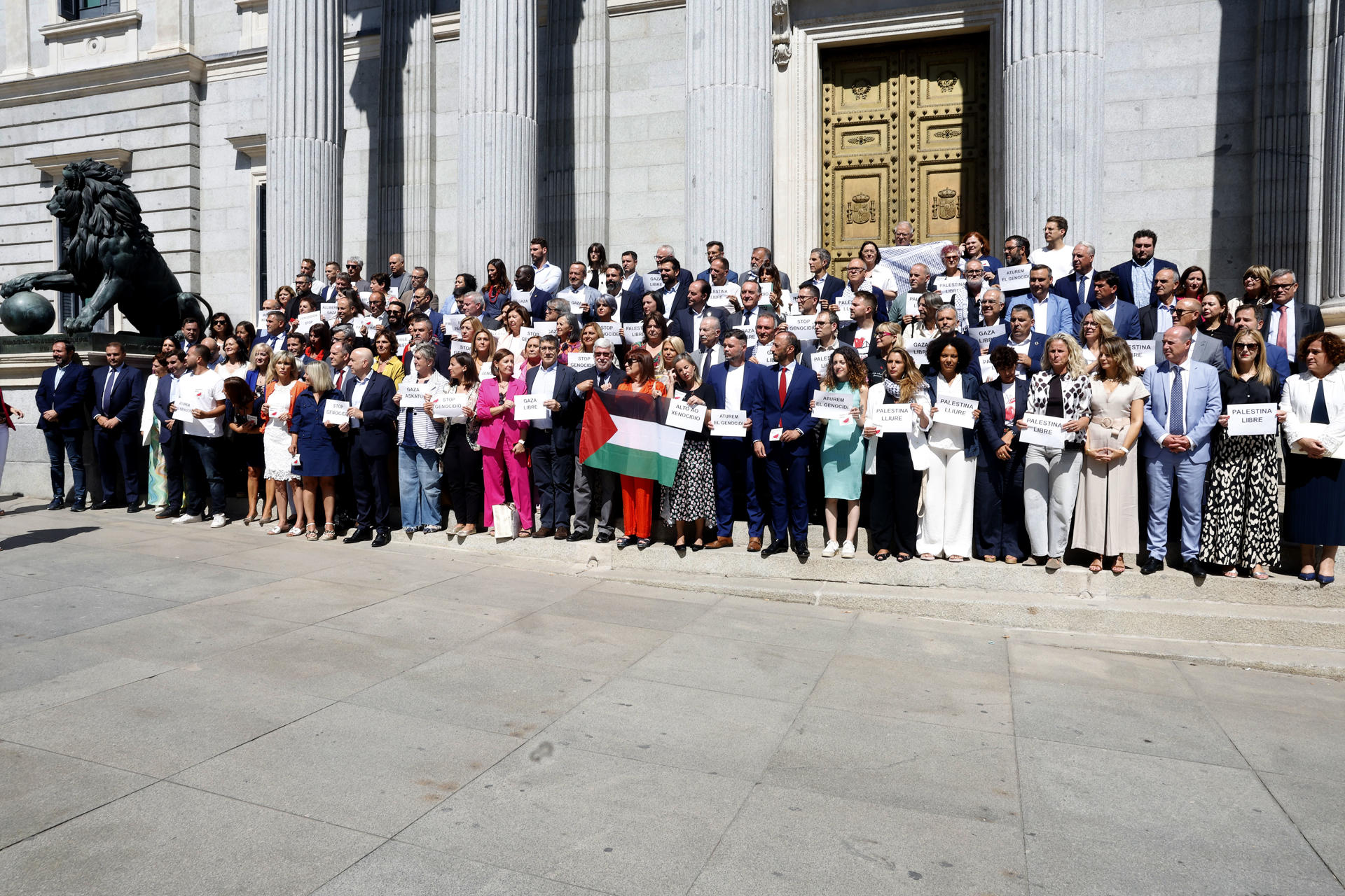 Diputados se concentran en el exterior del Congreso en Madrid este martes para mostrar su apoyo al pueblo palestino en un acto que se suma a los convocadas en diversas ciudades españolas por la Red Estatal contra la Ocupación de Palestina con el lema 'Fin al comercio de armas con Israel'. EFE/J.P. Gandul
