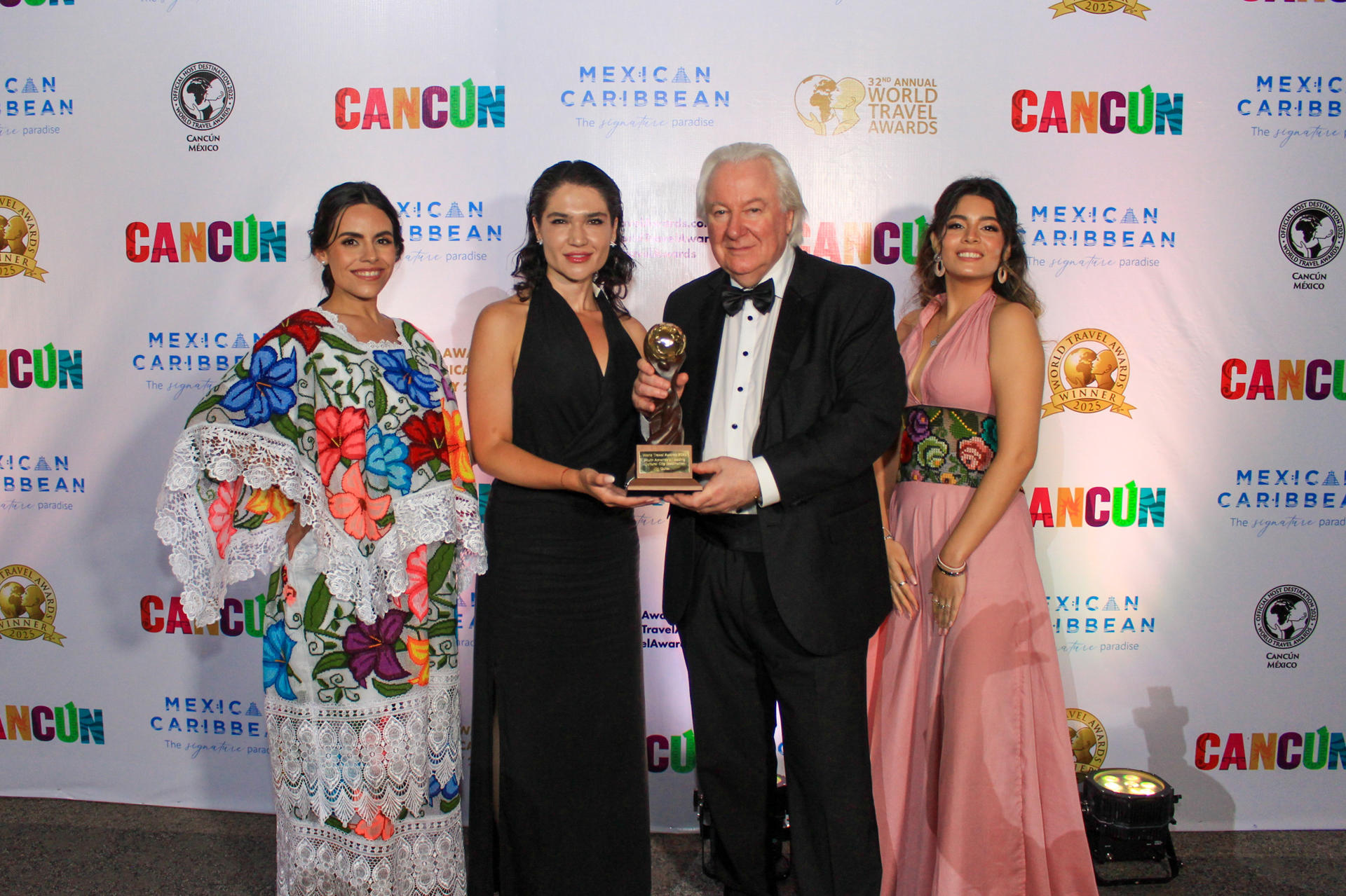 Fotografía del 27 de septiembre de 2025 cedida por World Travel Awards que muestra a la directora de Comunicación de Quito Turismo, Tatiana Sonnenholzner (c-i), posando junto al presidente y fundador de los premios 'World Travel Awards', Graham E. Cook, con el premio al destino turístico líder en Sudamérica de los 'World Travel Awards 2025', en Cancún (México). EFE/ World Travel Awards
