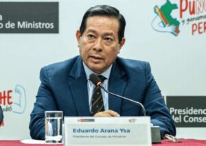 Fotografía de archivo del primer ministro de Perú, Eduardo Arana (c), durante una rueda de prensa, en Lima (Perú). EFE/John Reyes