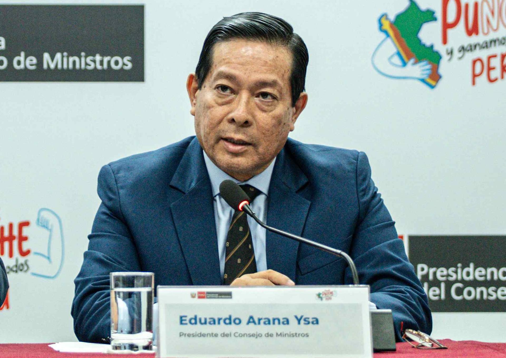 Fotografía de archivo del primer ministro de Perú, Eduardo Arana (c), durante una rueda de prensa, en Lima (Perú). EFE/John Reyes