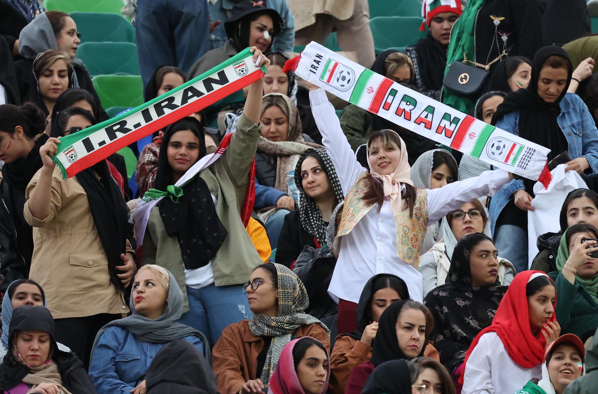 Fotografía de Abedin Taherkenareh, en la que puede verse en una imagen de archivo a aficionadas de la selección de fútbol de Irán durante un partido. EFE