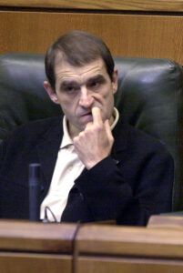 .Fotografía de archivo tomada en el Parlamento Vasco en Vitoria el 25 de octubre del 2001 del parlamentario vasco por Batasuna José Antonio Urruticoechea,"Josu Ternera".EFE/DAVID AGUILAR/gb