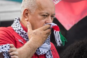 Fotografía de archivo del ministro de Interior y Justicia de Venezuela, Diosdado Cabello, sosteniendo una kufiya durante una manifestación por la paz en Irán y Palestina en Caracas (Venezuela). EFE/ Miguel Gutiérrez ARCHIVO