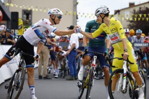El esloveno Tadej Pogacar (D) saluda al belga Remco Evenepoel (I), durante el pasado Tour de Francia. EFE/EPA/MARTIN DIVISEK