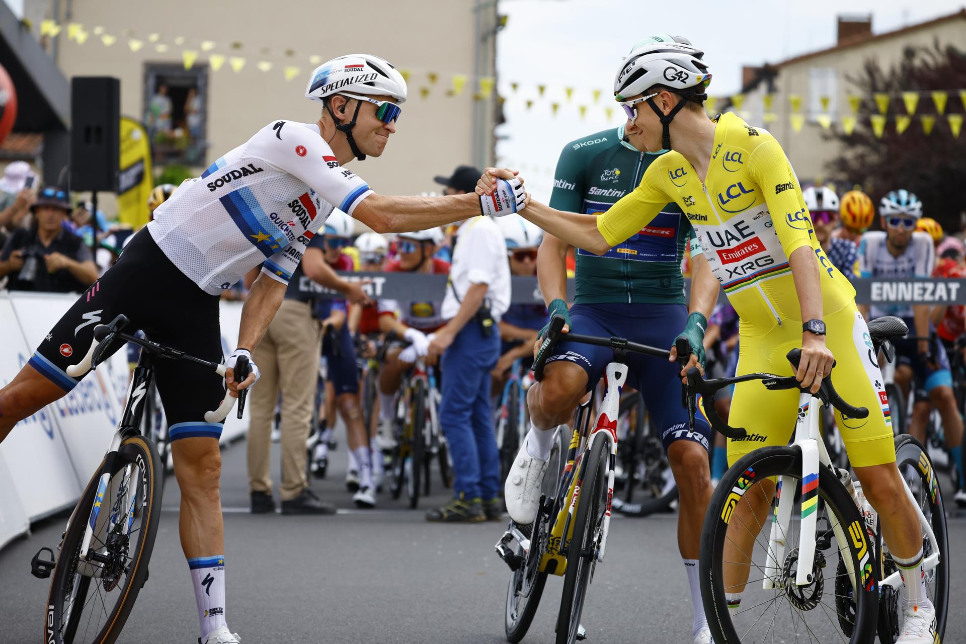 El esloveno Tadej Pogacar (D) saluda al belga Remco Evenepoel (I), durante el pasado Tour de Francia. EFE/EPA/MARTIN DIVISEK